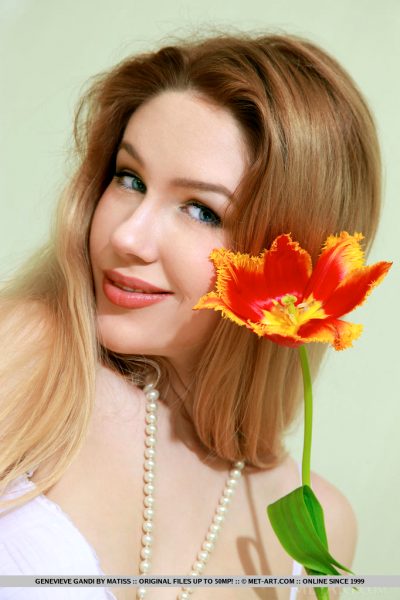 genevieve-gandis-pussy-smells-like-a-flower_001