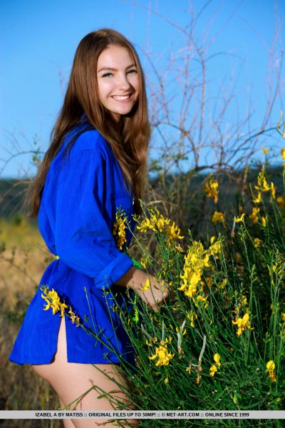 gorgeous-girl-izabel-a-pulls-down-her-blue-robe-outdoors_003