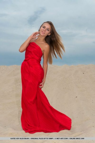 katie-a-poses-on-the-sandy-shore-displaying-her-gorgeous-tight-body_002